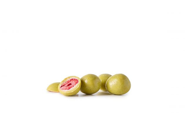 Choco fruits Cele jagode v beli čokoladi s pistacijo