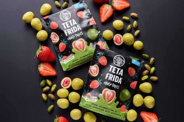 Choco fruits Cele jagode v beli čokoladi s pistacijo
