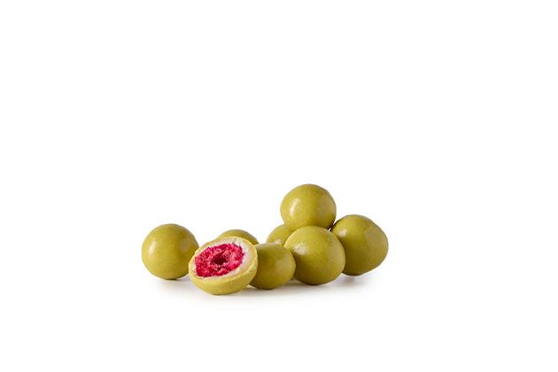 Choco fruits Cele maline v beli čokoladi s pistacijo