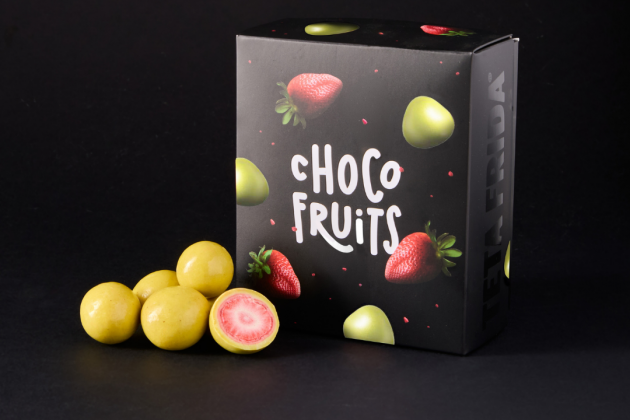 premium Choco fruits Cele jagode v beli čokoladi s pistacijo
