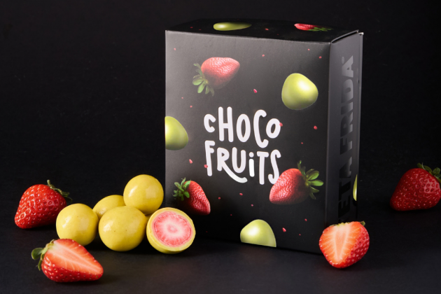 premium Choco fruits Cele jagode v beli čokoladi s pistacijo