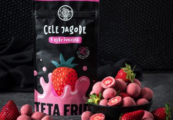 Novo - Cele jagode v revolucionarni ruby čokoladi