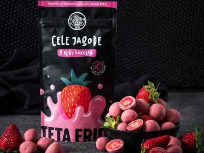Novo - Cele jagode v revolucionarni ruby čokoladi