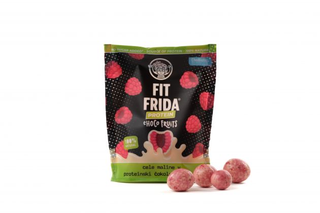 Choco fruits Cele maline v proteinski beli čokoladi s kremo