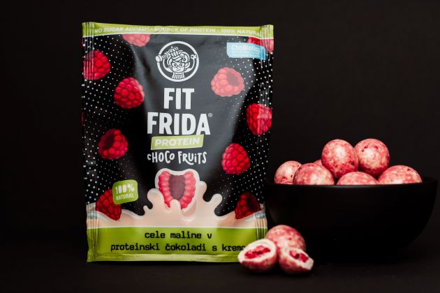 Choco fruits Cele maline v proteinski beli čokoladi s kremo