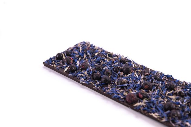 Temna čokolada s črnim ribezom in cvetovi plavic